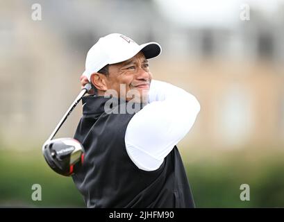 150th Open Golf Championships, St Andrews, luglio 15th 2022 Tiger Woods (USA) tee's off al 2nd durante il secondo round al campo Vecchio di St Andrews Foto Stock