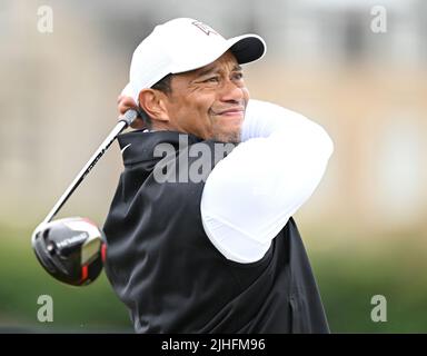 150th Open Golf Championships, St Andrews, luglio 15th 2022 Tiger Woods (USA) tee's off al 2nd durante il secondo round al campo Vecchio di St Andrews Foto Stock