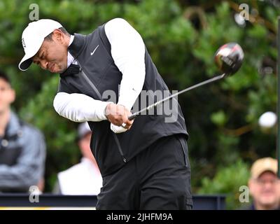 150th Open Golf Championships, St Andrews, luglio 15th 2022 Tiger Woods (USA) tee's off al 3rd durante il secondo round al campo Vecchio, St Andrews Foto Stock