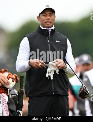 150th Open Golf Championships, St Andrews, luglio 15th 2022 Tiger Woods (USA) attende sul tee 3rd durante il secondo round al campo Vecchio di St Andrews, Foto Stock