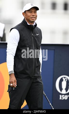 150th Open Golf Championships, St Andrews, luglio 15th 2022 Tiger Woods (USA) attende sul tee 2nd durante il secondo round al campo Vecchio di St Andrews Foto Stock