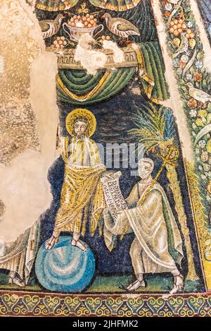 Primo piano sul mosaico religioso medievale in rovina che mostra un profeta che interagisce con Cristo che sta in piedi su una palla blu Foto Stock