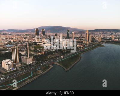 Izmir, Turchia - 14 aprile 2022: Vista aerea della città di Izmir da sopra la baia di Izmir con i grattacieli che un Folkart Towers, Mistral, Ege Perla e. Foto Stock