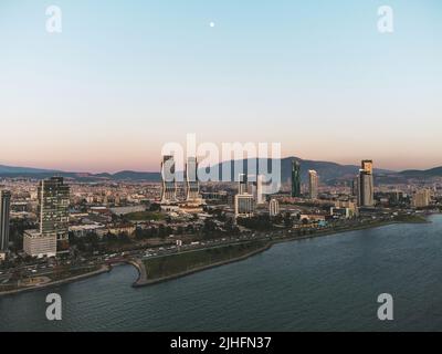 Izmir, Turchia - 14 aprile 2022: Vista aerea della città di Izmir da sopra la baia di Izmir con i grattacieli che un Folkart Towers, Mistral, Ege Perla e. Foto Stock