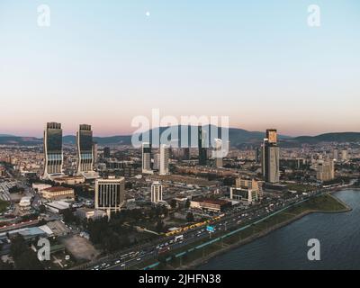 Izmir, Turchia - 14 aprile 2022: Vista aerea della città di Izmir da sopra la baia di Izmir con i grattacieli che un Folkart Towers, Mistral, Ege Perla e. Foto Stock