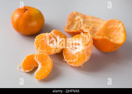 Tangerini freschi su sfondo bianco Foto Stock