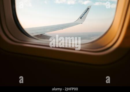 Boeing B737-800 ala di volo di Ryanair durante l'estate quando molti voli del vettore sono stati cancellati a causa di scioperi del lavoratore Foto Stock