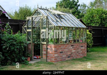 serra moderna in stile vittoriano nel giardino inglese, norfolk, inghilterra Foto Stock