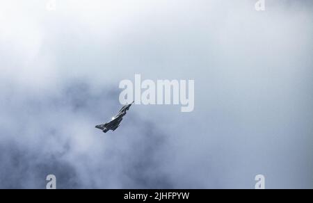 RAF Typhoon che sorvola Scarborough Armed Forces Day 25th 2022 giugno Foto Stock