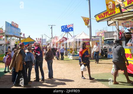 La gente gode lo spettacolo Katherine a Katherine, Northern Territory Australia Foto Stock