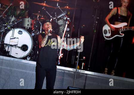 Roma, Italia. 17th luglio 2022. Il cantante italiano ultimo, pseudonimo di Niccolò Moriconi, suona al Circo massimo di Roma il 17 luglio 2022 a Roma. Credit: dpa/Alamy Live News Foto Stock