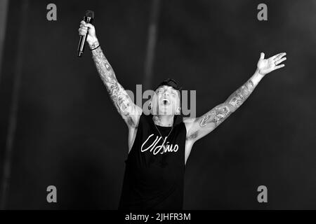 Roma, Italia. 17th luglio 2022. Il cantante italiano ultimo, pseudonimo di Niccolò Moriconi, suona al Circo massimo di Roma il 17 luglio 2022 a Roma. Credit: dpa/Alamy Live News Foto Stock