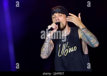 Roma, Italia. 17th luglio 2022. Il cantante italiano ultimo, pseudonimo di Niccolò Moriconi, suona al Circo massimo di Roma il 17 luglio 2022 a Roma. Credit: dpa/Alamy Live News Foto Stock