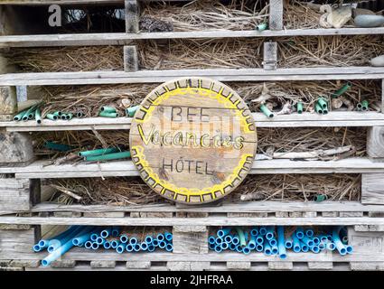 Un bug hotel nel giardino comune di Hillswick, Mainland Shetland, Scozia, Regno Unito. Foto Stock