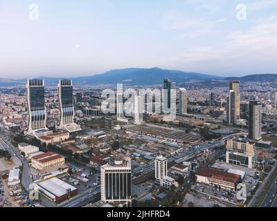 Izmir, Turchia - 15 aprile 2022: Vista aerea della città di Izmir da sopra la baia di Izmir con i grattacieli che un Folkart Towers, Mistral, Ege Perla e. Foto Stock