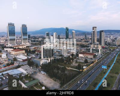 Izmir, Turchia - 15 aprile 2022: Vista aerea della città di Izmir da sopra la baia di Izmir con i grattacieli che un Folkart Towers, Mistral, Ege Perla e. Foto Stock