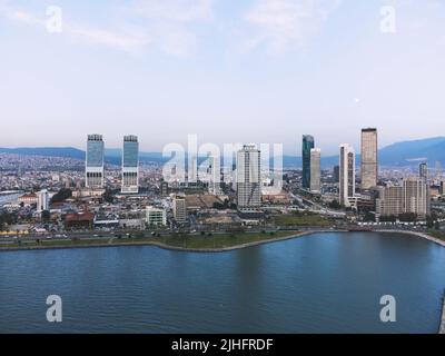 Izmir, Turchia - 15 aprile 2022: Vista della città di Izmir dalla baia di Izmir con i grattacieli che una Folkart Towers, Mistral, Ege Perla e Bayrakli reg Foto Stock