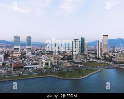 Izmir, Turchia - 15 aprile 2022: Vista aerea della città di Izmir da sopra la baia di Izmir con i grattacieli che un Folkart Towers, Mistral, Ege Perla e. Foto Stock