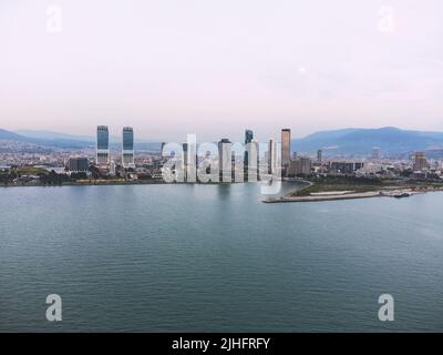 Izmir, Turchia - 15 aprile 2022: Vista aerea della città di Izmir da sopra la baia di Izmir con i grattacieli che un Folkart Towers, Mistral, Ege Perla e. Foto Stock