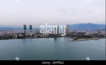 Izmir, Turchia - 15 aprile 2022: Vista aerea della città di Izmir da sopra la baia di Izmir con i grattacieli che un Folkart Towers, Mistral, Ege Perla e. Foto Stock