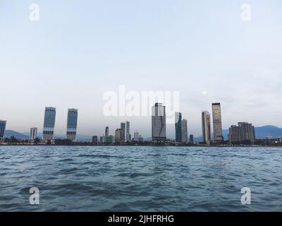 Izmir, Turchia - 15 aprile 2022: Vista della città di Izmir dalla baia di Izmir con i grattacieli che una Folkart Towers, Mistral, Ege Perla e Bayrakli reg Foto Stock