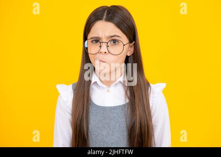 Ragazza adolescente arrabbiata, sconvolto e infelice emozione negativa. Emozionale adorabile bambina sorpresa e scioccata, mostrando vera e propria reazione stupita su Foto Stock