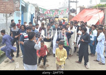 Lahore, Punjab, Pakistan. 17th luglio 2022. Persone pakistane che arrivano dopo aver espresso il loro voto in un seggio elettorale durante la by-elezione di PP-158 nella provincia di Punjab sede di assemblea Provinciale capitale Lahore. L'elezione per le elezioni di 20 seggi dell'Assemblea del Punjab che decideranno chi diventerà il prossimo ministro capo della provincia è terminata e il conteggio dei voti è in corso. (Credit Image: © Rana Sajid Hussain/Pacific Press via ZUMA Press Wire) Foto Stock