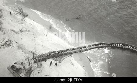 New Jersey - Barnegat. 12:13 PM. Inshore End West Haupt Jetty. Preso dal ponte della sala di osservazione della torre. Tempo coperto, vento NNE, marea alluvione, 1 ore prima di H.W. Arresto. F.16-1/50 sec. esposizione. Tre persone nel punto di vista: Sig. Barber, prop. Sunset Hotel; Sig. Bugbee, taxi man, Barnegat; Capt. Dorry, 4th Supt. Sig. Yates, 3D Supt. E 2nd A.K. Applegate di L.S. in piedi da macchina fotografica. Foto Stock