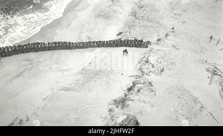 New Jersey - Barnegat. 12:22 PM. Inshore fine Haupt molo est. Preso dal ponte della sala di osservazione della torre. Tempo coperto, vento NNE, marea alluvione, 1 ore prima di H.W. Arresto. F.16-1/50 sec. esposizione. Tre persone nel punto di vista: Sig. Barber, prop. Sunset Hotel; Sig. Bugbee, taxi man, Barnegat; Capt. Dorry, 4th Supt. Sig. Yates, 3D Supt. E 2nd A.K. Applegate di L.S. in piedi da macchina fotografica. Foto Stock