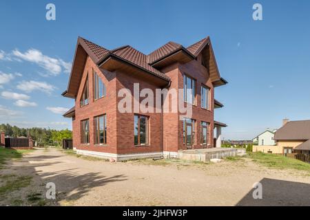 casa di campagna a due piani in cemento o mattoni Foto Stock