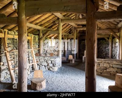 Una replica Viking lunga casa a Haroldswick su Unst, Shetland, Scozia, Regno Unito. Foto Stock