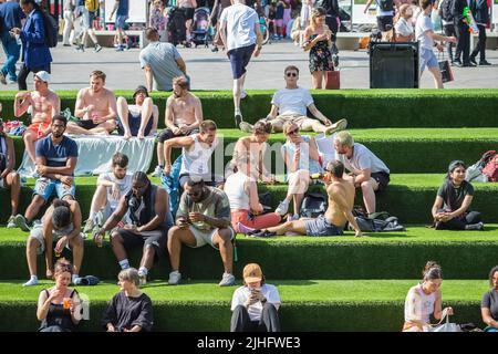 Londra, Regno Unito - 18 luglio 2022 - Heatwave a Londra, folla sui gradini di Granary Square a Kings Cross Foto Stock