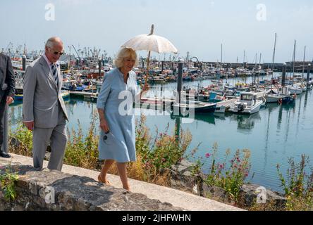 Il Principe di Galles e la Duchessa di Cornovaglia durante una visita al porto di Newlyn e al porto di pescatori di Corwall il primo giorno della loro visita annuale nel Sud Ovest. Data foto: Lunedì 18 luglio 2022. Foto Stock