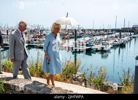 Il Principe di Galles e la Duchessa di Cornovaglia durante una visita al porto di Newlyn e al porto di pescatori di Corwall il primo giorno della loro visita annuale nel Sud Ovest. Data foto: Lunedì 18 luglio 2022. Foto Stock