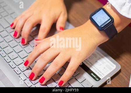 La vista ravvicinata delle mani femminili che digitano sulla tastiera Foto Stock
