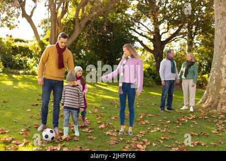 Immagine della famiglia caucasica di varie generazioni che trascorre il tempo nel giardino d'autunno Foto Stock