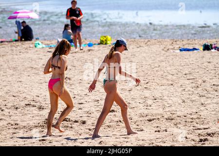 Dundee, Tayside, Scozia, Regno Unito, 18th luglio 2022. UK Meteo: Le temperature nel Nord-Est della Scozia hanno raggiunto i 27°C al mattino. L'incantevole ondata di caldo estiva ha attirato famiglie, amanti della spiaggia e amanti del sole sulla spiaggia di Dundee Broughty Ferry per godersi il caldo sole di luglio. Credit: Dundee Photographics/Alamy Live News Foto Stock