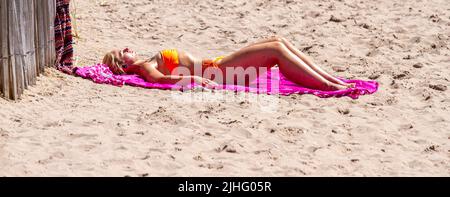 Dundee, Tayside, Scozia, Regno Unito, 18th luglio 2022. UK Meteo: Le temperature nel Nord-Est della Scozia hanno raggiunto i 27°C al mattino. L'incantevole ondata di caldo estiva ha attirato famiglie, amanti della spiaggia e amanti del sole sulla spiaggia di Dundee Broughty Ferry per godersi il caldo sole di luglio. Credit: Dundee Photographics/Alamy Live News Foto Stock