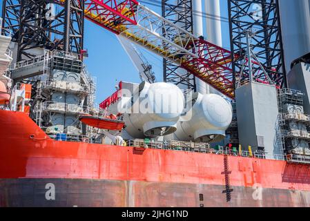 Dettaglio di una nave di supporto offshore per l'installazione di turbine eoliche in una giornata di sole Foto Stock