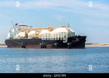 Grande nave cisterna GNL in un porto in una giornata estiva soleggiata Foto Stock