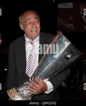 Wiesbaden, Germania. 16th luglio 2022. Peter FISCHER, presidente di Eintracht Frankfurt, con la Coppa UEFA, Ball des Sports il 16 luglio 2022 a Wiesbaden Credit: dpa/Alamy Live News Foto Stock