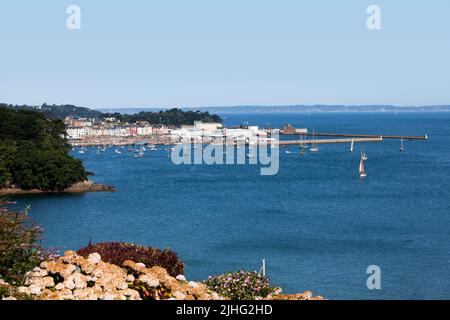 Il porto di Rosmeur era sovrastato da barche a vela durante il festival marittimo di Douarnenez. Foto Stock