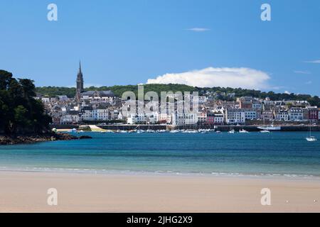 RIS spiaggia con la Chiesa del Sacro cuore che domina la città di Douarnenez sullo sfondo. Foto Stock