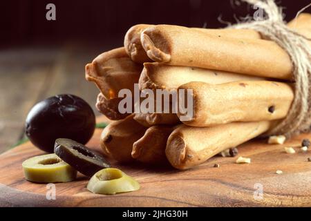 Pane croccante bastoni su un tavolo di legno Foto Stock