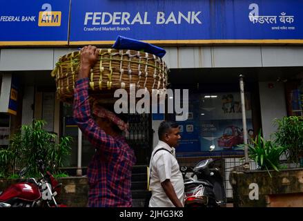 Mumbai, Maharashtra, India. 18th luglio 2022. Un giorno il lavoro passa davanti ad una filiale della Banca federale a Mumbai, India, 18 luglio 2022. La Banca federale offre ora un tasso di interesse sui depositi in scadenza tra 6 mesi e 10 anni che varia dal 4,25 al 5,75 per cento per il pubblico in generale e dal 4,75 al 6,40 per cento per gli anziani secondo un rapporto dei mezzi di comunicazione indiani. (Credit Image: © Infranil Aditya/ZUMA Press Wire) Foto Stock