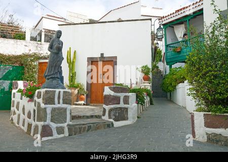 Case tipiche delle canarie con balcone in legno nel villaggio di montagna Tejeda, Grand Canary, Isole Canarie, Spagna, Europa Foto Stock