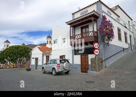 Tipica casa delle canarie con balcone in legno nel villaggio di montagna Tejeda, Grand Canary, Isole Canarie, Spagna, Europa Foto Stock