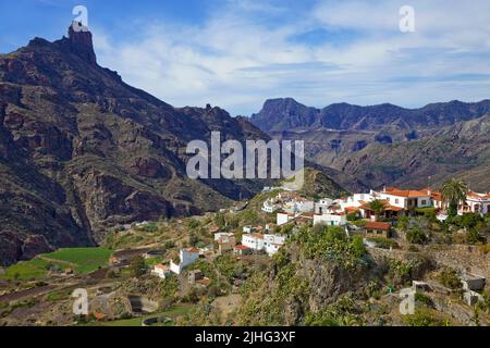 Blick auf das Bergdorf Tejeda und den Roque Bentayga, Gran Canaria, Kanarische Inseln, Spanien, Europa | Vista sul villaggio di montagna Tejeda e Roque Foto Stock