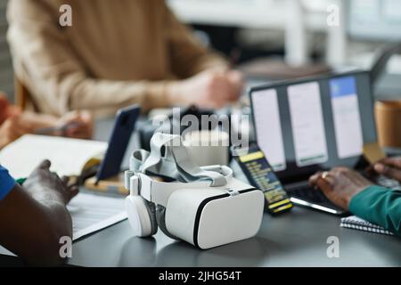 Primo piano di un team di programmatori che testano una nuova interfaccia di occhiali per realtà virtuale nel lavoro di squadra Foto Stock