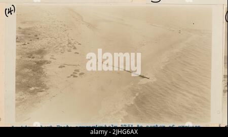 Florida - Capo San Blas. Stazione della luce di Cape San Blas, Florida. Guardando verso est; circa 275 'al centro di Groynes. Mostra groyne #2 dal parapetto della sala d'osservazione della torre. L'acqua ha tagliato in retro di questo groyne, ma la sabbia si è riempita di nuovo. Foto Stock